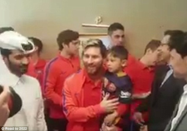 Cổ động viên đặc biệt được Messi bế ngay trên sân - 1 Messi bế cổ động viên đặc biệt