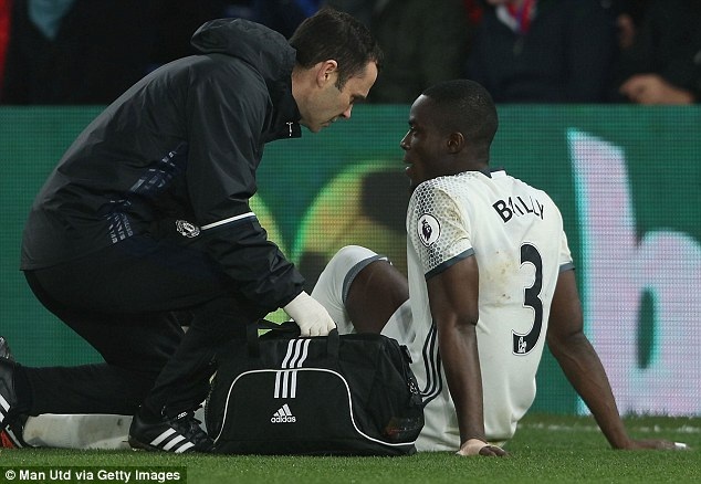 MU trả giá đắt sau chiến thắng trước Crystal Palace - 1 Eric Bailly lại dính chấn thương