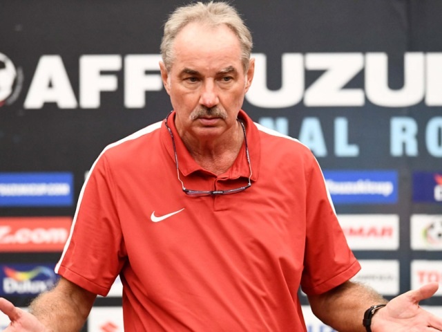 HLV Alfred Riedl nổi điên với cầu thủ Indonesia trong phòng thay đồ - 1 HLV Alfred Riedl nổi giận với các học trò sau hiệp 1