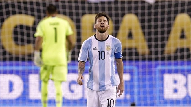 10 cú sốc của bóng đá thế giới trong năm 2016 - 3 Messi quyết định từ giã đội tuyển Argentina sau thất bại ở chung kết Copa America 2016