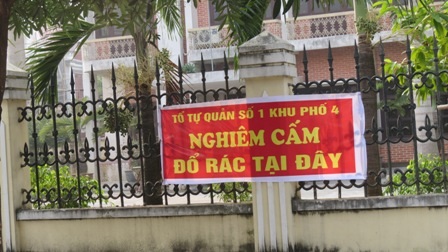 Có cả những cais biển được in ấn công phu hơn để phòng cổng đơn vị không thành bãi rác