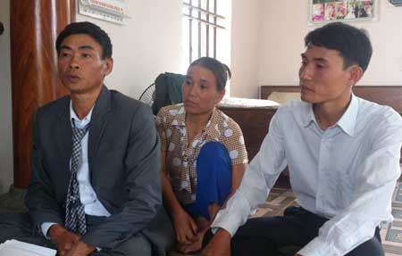 Vụ nông dân bị tù oan 17 năm đi kiện: Chính quyền xã đã... quên (!?) - 1 Ông Cầu (trái) 17 năm đi gõ cửa cơ quan chức năng đòi công lý