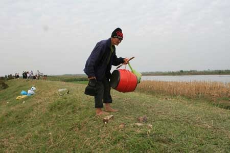 Cụ già 82 tuổi đánh trống báo hiệu tàu cát vào khai thác trái phép