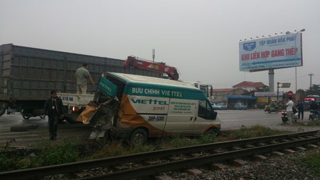 Xe bưu chính bị tàu hỏa tông, tài xế may mắn thoát chết - 1 Chiếc xe bị tàu tông ở phần đuôi xe nên tài xế may mắn thoát chết