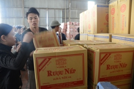 Cơ quan chức năng tỉnh Quảng Ninh tiến hành tịch thu lô rượu lại các đại lý, nhà phân phối lớn.
