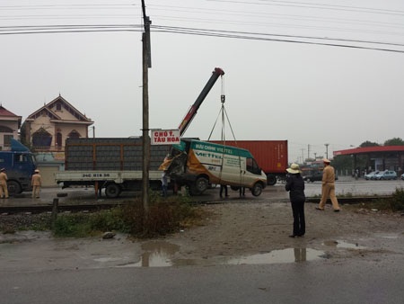 Xe bưu chính bị tàu hỏa tông, tài xế may mắn thoát chết - 2 Cứu hộ xe gặp nạn.