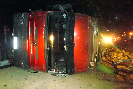 Chiếc xe tải lật đè chết 2 người