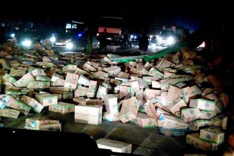 Hàng trăm thùng sữa đổ ra đường nhưng người dân không hề có hành động hôi của