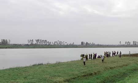 Dân chuẩn bị rơm đốt bên bờ sông để phản đối không cho tàu vào khai thác