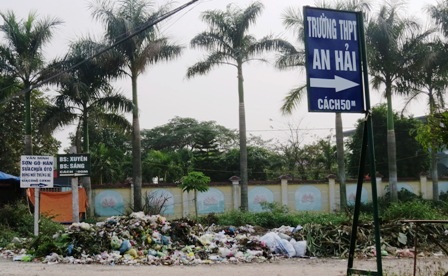Rác trải dài ngay các trường học