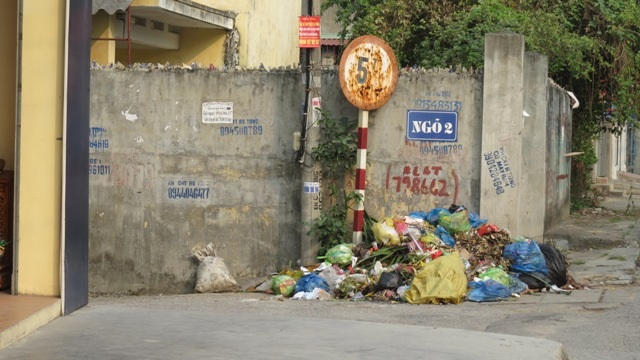 Rác chất đống ở đầu ngõ