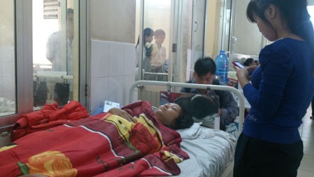 Phó trưởng công an xã “lau súng”, bạn gái bị bắn vào mặt - 2 Nạn nhân và gia đình đang trao đổi nội dung vụ việc với PV
