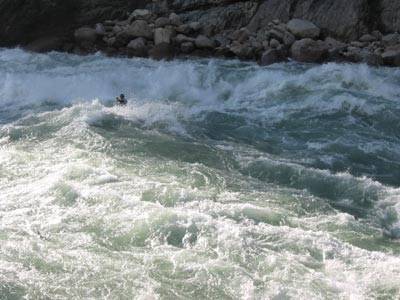 Phà chở 350 người ở Ấn Độ gãy làm đôi