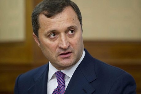 Xe của Thủ tướng Moldova trúng bom xăng - 1 Thủ tướng Moldova Vlad Filat vừa thoát nạn trong vụ tấn công bằng bom xăng.