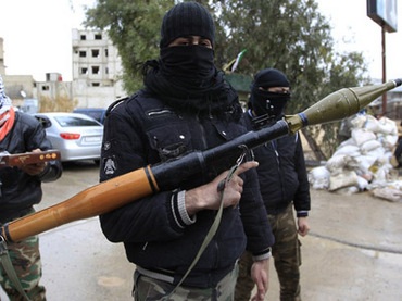 Các tay súng đối lập Syria “khoe” chiến lợi phẩm.