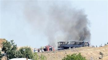 Một xe quân sự bốc cháy sau khi bị trúng súng phóng lựu.