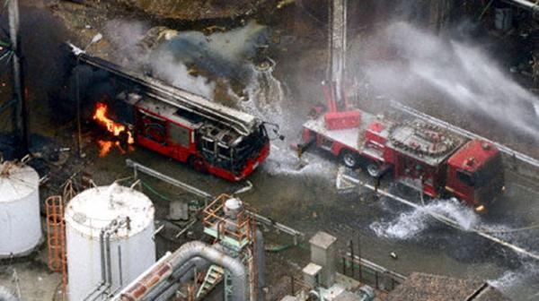 Xe cứu hỏa bị bắt lửa và bốc cháy.