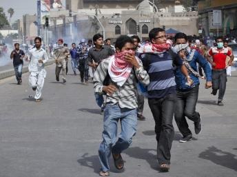 Al-Qaeda hiệu triệu tín đồ Hồi giáo "lấy mạng" các đại sứ Mỹ - 2 Sinh viên Pakistan biểu tình trước tòa Lãnh sự Mỹ ở thành phố Karachi.