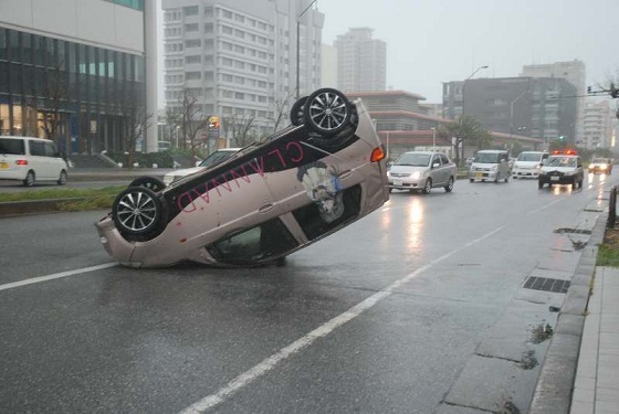 Bão lớn ập vào Nhật Bản, hơn 100.000 người phải sơ tán - 1 Một chiếc xe bị bão Jelawat “lật ngữa” trên đường.