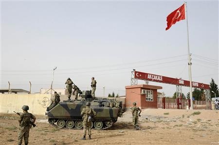Lại nổ ra đấu pháo trên biên giới Syria - Thổ Nhĩ Kỳ - 1 Binh sĩ Thổ Nhĩ Kỳ canh gác tại cửa khẩu Akcakale ở tỉnh miền Nam Sanliurfa ngày 7/10/2012.
