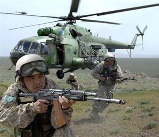 Các binh sĩ phối hợp tấn công mục tiêu giả định trong cuộc tập trận.