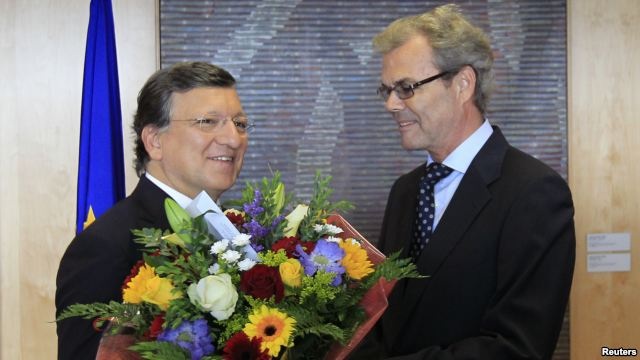 Chủ tịch Hội đồng châu Âu Jose Manuel Barroso (trái) nhận hoa từ Đại sứ Na Uy Atle Leikvoll.
