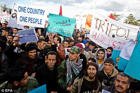 Người biểu tình Libya xông vào Quốc hội phản đối danh sách đề cử nội các - 1 Người dân Zawiya biểu tình phản đối danh sách để cử các thành viên nội các.