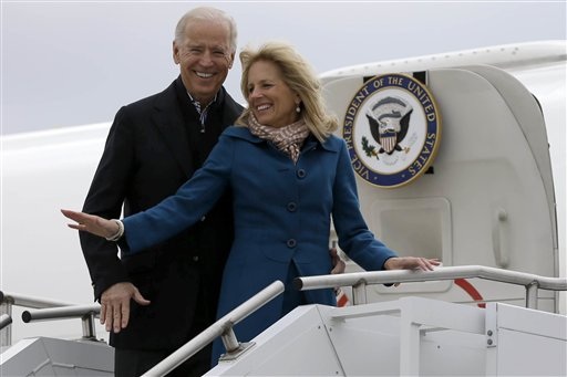 Phó Tổng thống Biden và liên danh Romney-Ryan cùng xuất hiện ở Ohio - 1 Phó Tổng thống Joe Biden và phu nhân bất ngờ tới Ohio trên chiếc Không lực số 2.