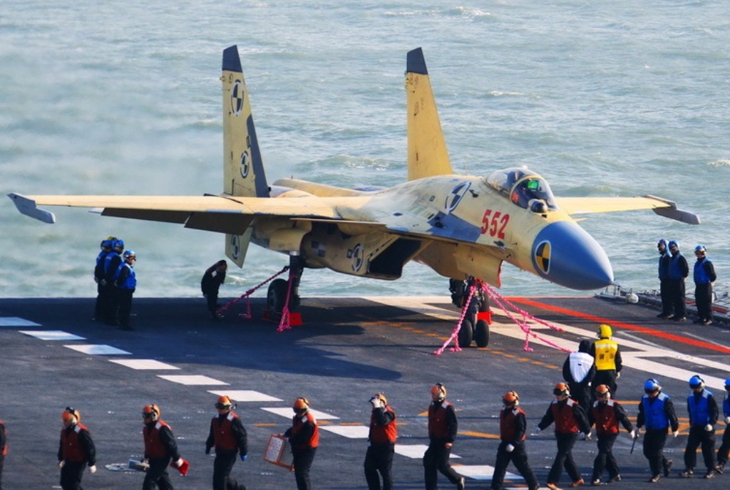 Không quân Trung Quốc tập trận quy mô lớn - 1 Một chiếc J-15 đang được kiểm tra trước khi tham gia chương trình huấn luyện bay thử nghiệm.