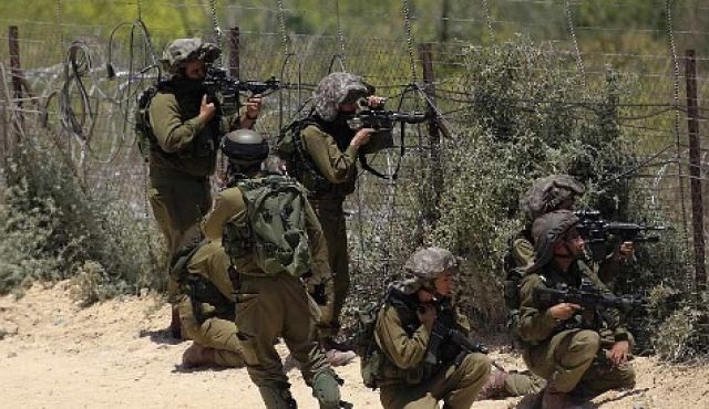 Israel báo động quân đội vì xe tăng Syria - 1 Lính Israel trực chiến tại biên giới mềm với Syria ở cao nguyên Golan.