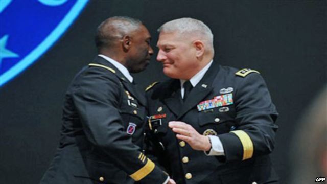 Mỹ giáng cấp Tướng 4 sao vì lạm dụng công quỹ - 1 Ðại tướng William Ward (trái) trước khi bị giáng cấp.