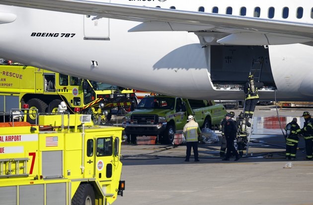 Siêu máy bay Boeing 787 Dreamliner lại bốc cháy tại Mỹ - 1 Siêu máy bay Boeing 787 Dreamliner lại bốc cháy tại Mỹ