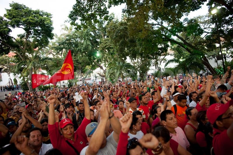 Phía sau việc Chủ tịch quốc hội Venezuela tái cử - 2 Hàng nghìn người biểu tình ủng hộ Tống thống Chavez và Quốc hội hiện nay.