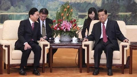 Ông Giả Khánh Lâm (phải) và ông Hatoyama trong cuộc gặp hôm 16/1.