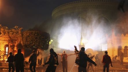 Người biểu tình ném bom xăng vào dinh Tổng thống.