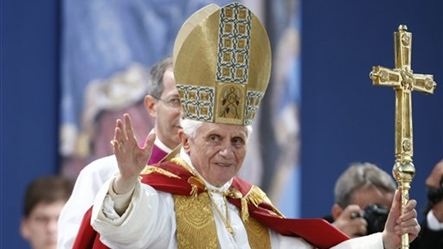 Giáo hoàng Benedict XVI tuyên bố quyết định từ nhiệm - 1 Giáo hoàng Benedict XVI cho biết tuổi cao đã ngăn cản ông tiếp tục đảm đương công việc hiện nay.
