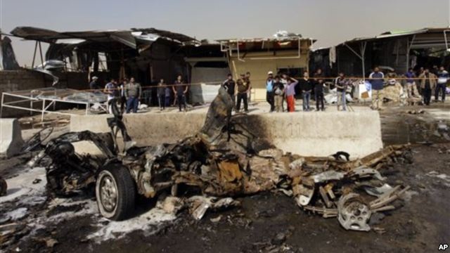 Đánh bom liên hoàn ở thủ đô Iraq, 28 người chết - 1 Hiện trường một vụ đánh bom xe ở vùng Ameen, phía Đông Baghdad, ngày 17/2/2013.
