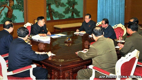 Triều Tiên thăng hàm tướng 48 sĩ quan, chuẩn bị thử tên lửa - 1 Nhà lãnh đạo trẻ Kim Jong-un trong một buổi họp với các nhân vật chóp bu.