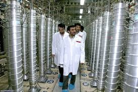 Iran chế tạo 3.000 máy ly tâm thế hệ mới - 1 Tổng thống Iran Mahmoud Amadinejad thị sát một nhà máy làm giàu urani.