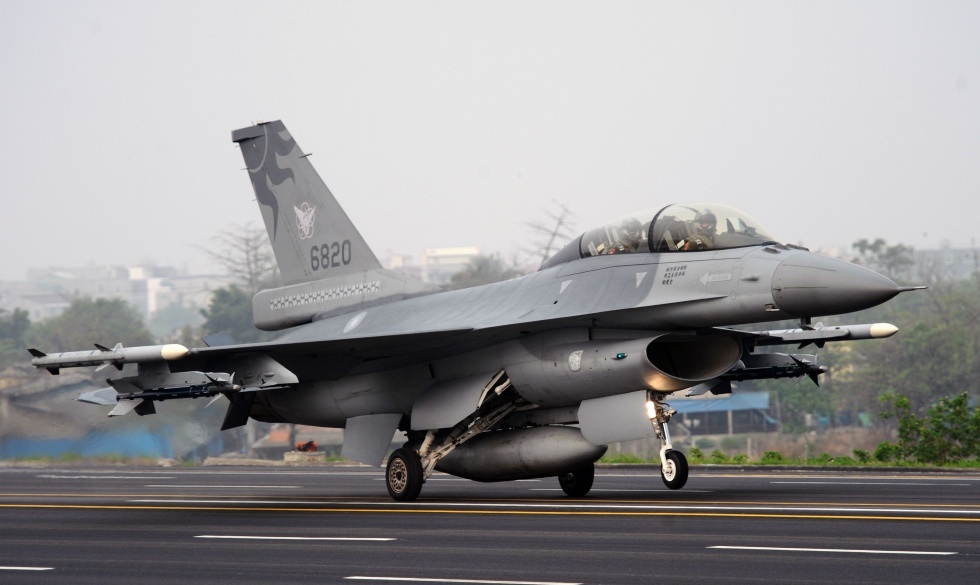 Đài Loan "nhắc nhở" Mỹ về viện trợ vũ khí - 1 Máy bay chiến đấu F-16 của Mỹ nằm trong số những vũ khí bán cho Đài Loan.