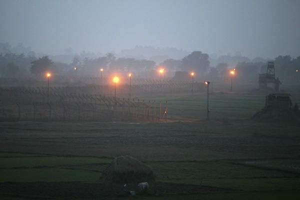 Quân đội Ấn Độ, Pakistan đấu súng hạng nặng ở Kashmir - 1 Các chốt an ninh của Ấn Độ nằm dọc theo biên giới với Pakistan ở Kashmir.