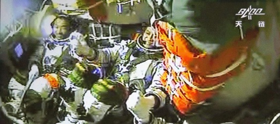 Ba phi hành gia Trung Quốc trên tàu vũ trụ Trần Châu-10.