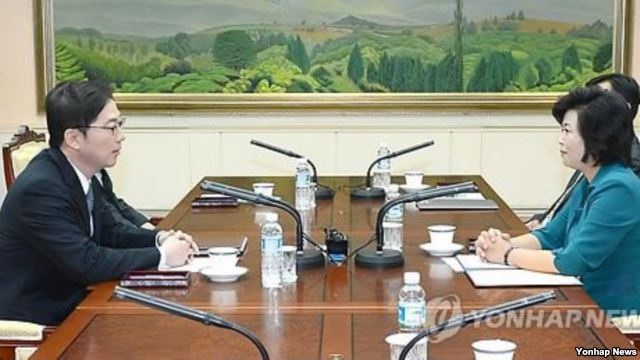 Quan chức Triều Tiên (phải) và Hàn Quốc trong cuộc họp tại làng Panmunjom.