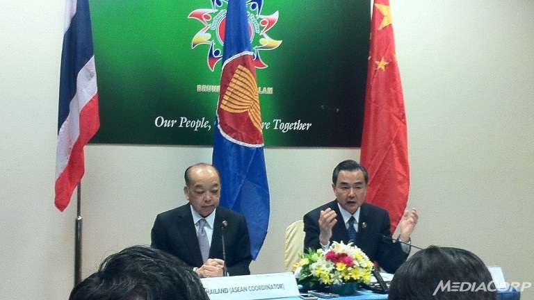 Trung Quốc đồng ý tham vấn về COC: Bình mới rượu cũ? - 1 Bộ trưởng Trung Quốc Vương Nghị và người đồng cấp Thái Lan tại cuộc họp báo chung tối 30/6.