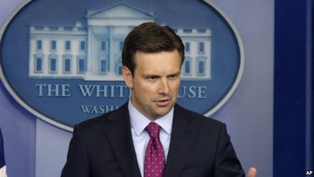 Người phát ngôn Nhà Trắng Josh Earnest trả lời các cậu hỏi tại cuộc họp báo hàng ngày.