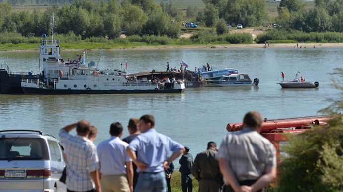 Các nhân viên cứu hộ đang khẩn trương đưa người bị thương lên bờ.