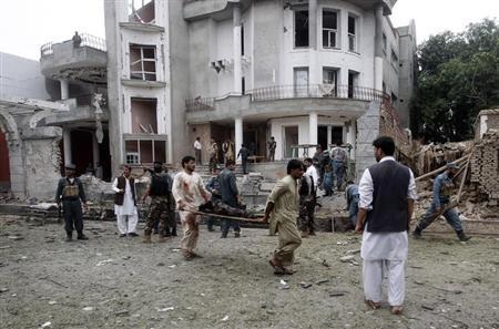 Khẩn trương đưa người bị thương rời hiện trường vụ đánh bom.