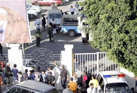 Nhân viên Sứ quán Đức bị bắn chết tại Yemen - 1 Người dân tụ tập bên ngoài khu vực hiện trường xảy ra vụ bắn giết.