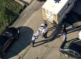 Những học sinh bị thương đang được đưa đi cấp cứu.