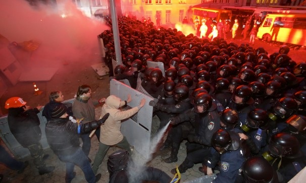 Thủ tướng Ukraine: Các cuộc biểu tình có dấu hiệu đảo chính - 1 Các cuộc biểu tình đang có nhiều dấu hiệu vượt ngoài tầm kiểm soát của chính phủ Ukraine.